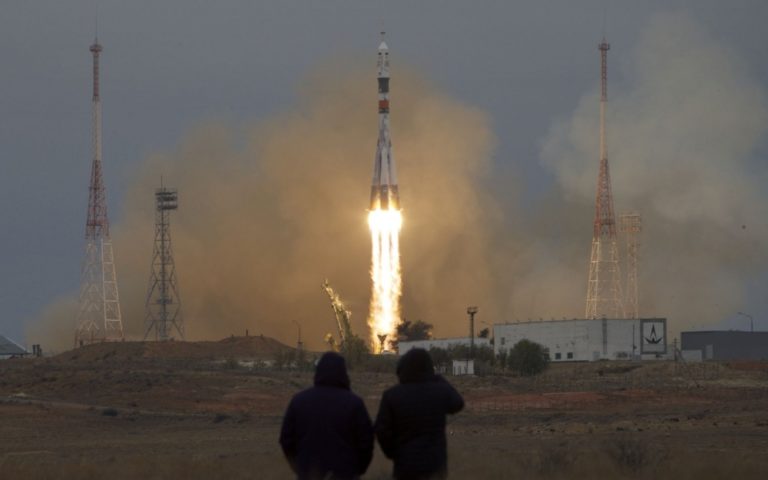 Kozmická loď Sojuz vezie na ISS trojčlennú posádku