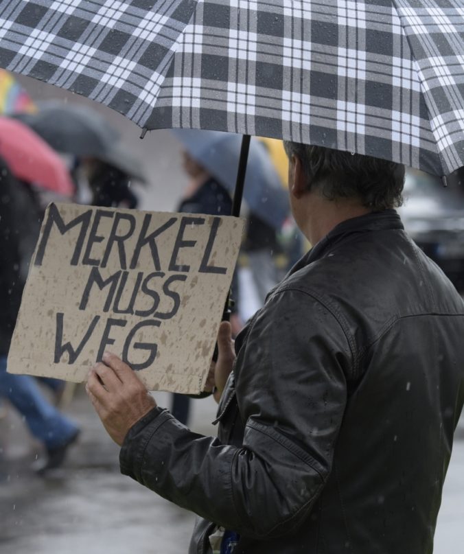 Merkelová čelila nahnevanému davu, ´Zradkyňa ľudu!´, kričali