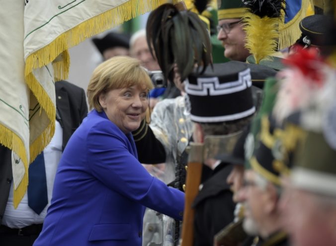 Merkelová čelila nahnevanému davu, ´Zradkyňa ľudu!´, kričali