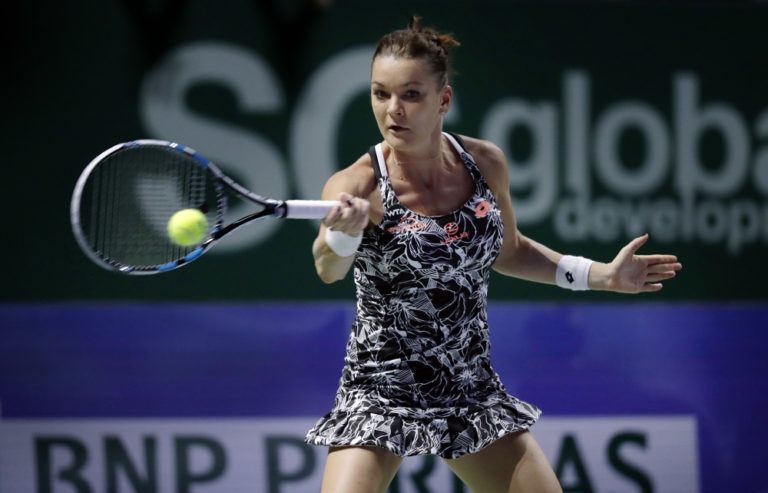 Obhajkyňa titulu Radwanská ide do semifinále WTA Finals