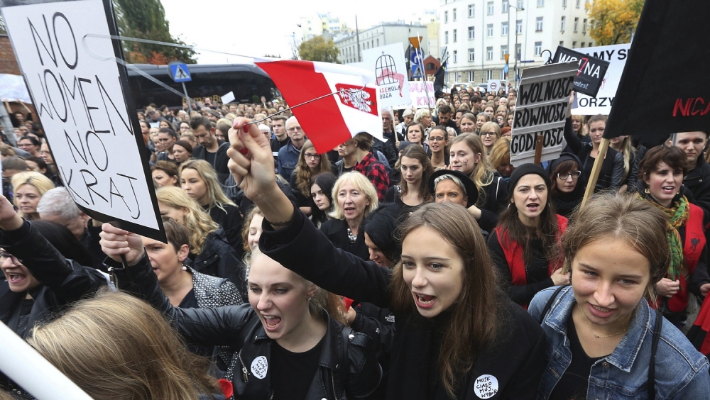 Poľky sú v čiernom, protestujú kvôli zákazu interrupcií