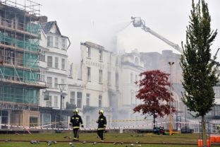Požiar zničil najstarší hotel v Anglicku