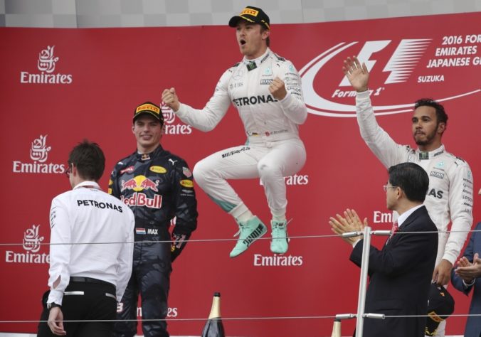 Rosberg v Suzuke zvíťazil, Hamilton zbabral štart