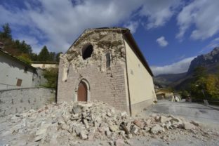 Taliansky premiér navštívil zemetrasením postihnutú oblasť