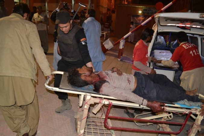 Teroristi napadli budúcich policajtov v Pakistane, desiatky zabili