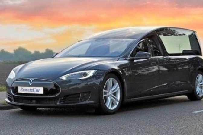 Tesla s jako pohrebni automobil.jpg