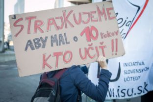 Učitelia pochodovali Bratislavou, obdarovali ministra