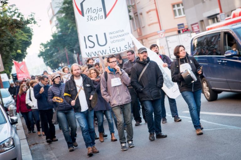 Učitelia pochodovali Bratislavou, obdarovali ministra