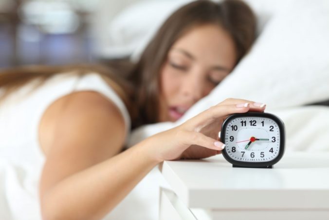 Milujete si pospať a ťažko sa vám ráno vstáva? To, či sme ranné vtáčatá alebo nočné sovy, ovplyvňuje naša genetika