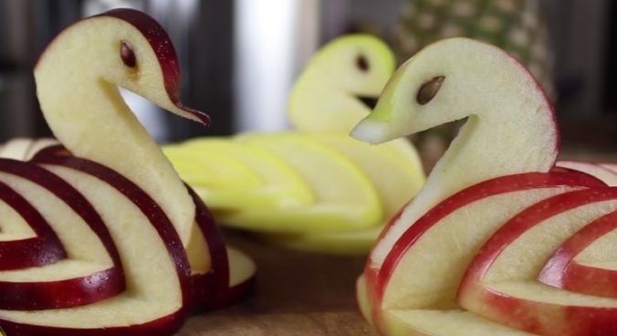 Video: Krásne jabĺčko, ktoré dosiahnete pomocou pár ťahov