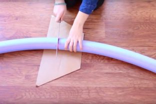 Video:Vyrobte si super tesnenie pod dvere vďaka penovej tyče