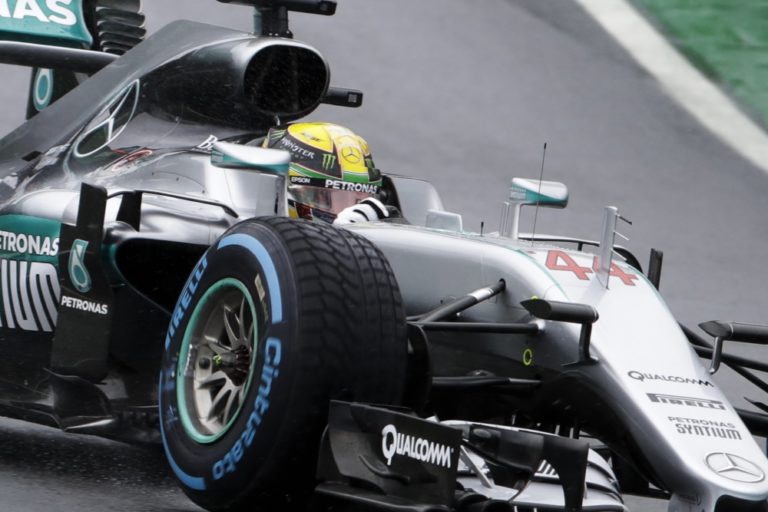 Hamilton víťazom daždivej VC Brazílie