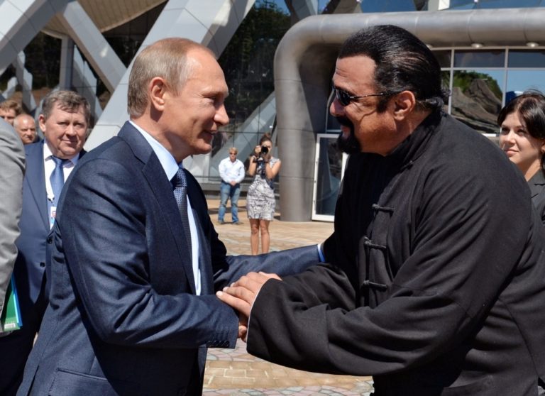 Herec Steven Seagal má ruské občianstvo, udelil mu ho Putin