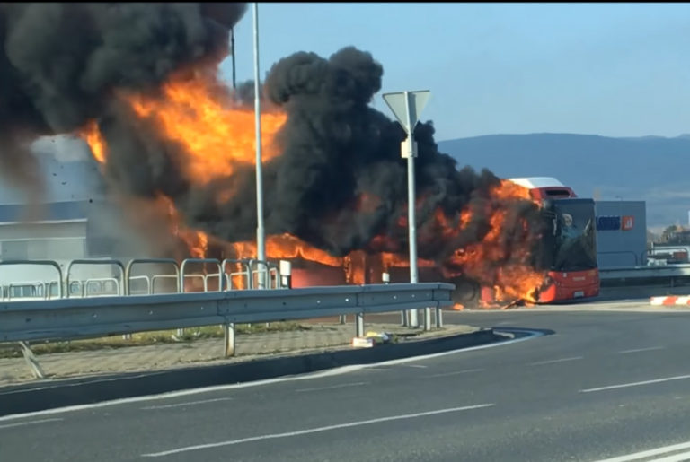 Horiaci autobus skomplikoval v Bratislave dopravu