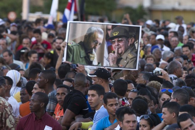 Kubánci sa na Námestí revolúcie rozlúčili s Fidelom Castrom