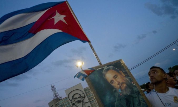 Kubánci sa na Námestí revolúcie rozlúčili s Fidelom Castrom