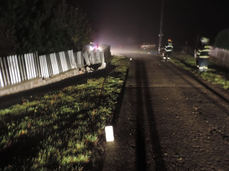 Mladý vodič vrazil do plota, náraz neprežil