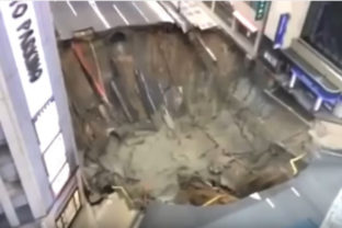 Na rušnej križovatke v meste Fukuoka sa prepadla zem