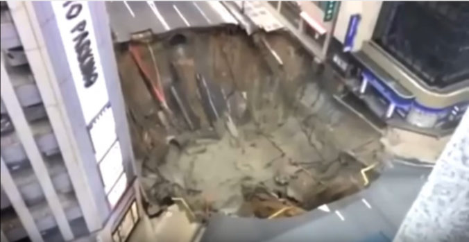 Na rušnej križovatke v meste Fukuoka sa prepadla zem
