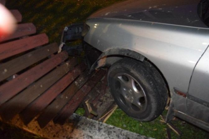 Opitý vodič Peugeotu skončil v plote rodinného domu