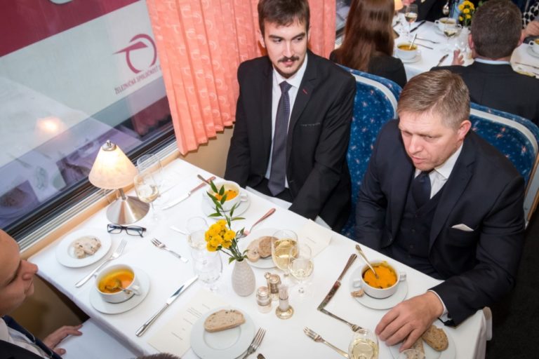 Premiér Robert Fico obedoval s vybranými 17 timi vysokoškolákmi