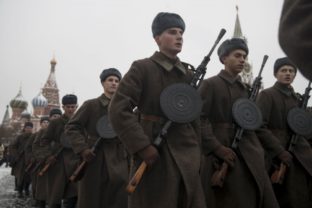Slávnostnou prehliadkou si Rusko pripomína deň svojej vojenskej slávy