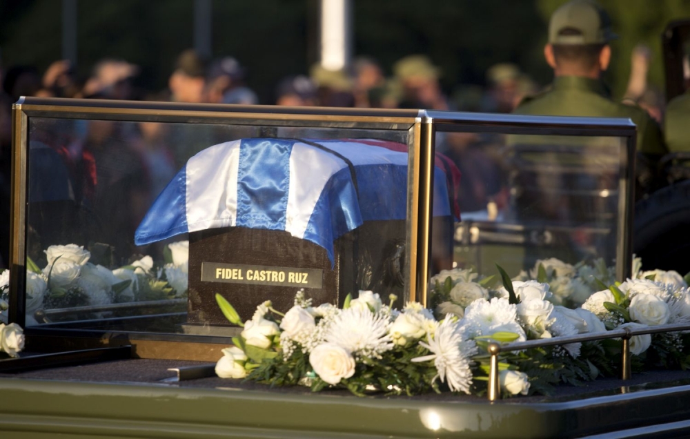 Urna s popolom Fidela Castra vyrazila na štvordňovú cestu