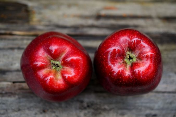 Vedeli ste, prečo je dobré jablká posypať jedlou sódou?