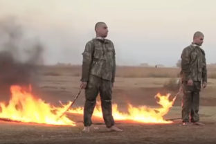 Islamisti natočili upálenie dvoch tureckých vojakov