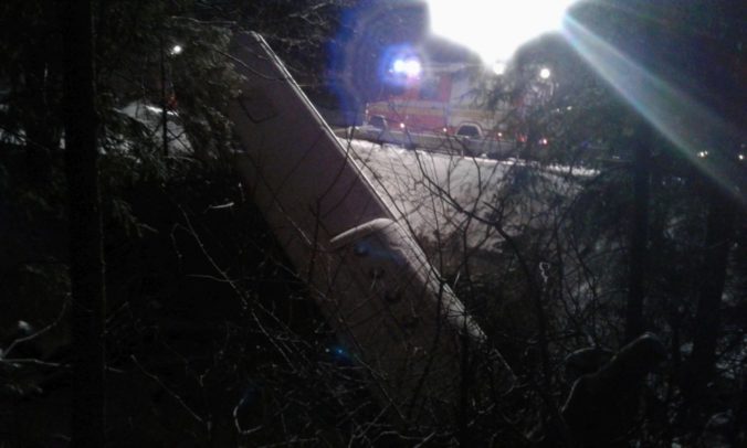 Na Čertovici sa stala vážna nehoda, autobus zišiel z cesty