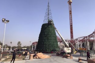 Na znak solidarity s kresťanmi v Bagdade stojí vianočný stromček