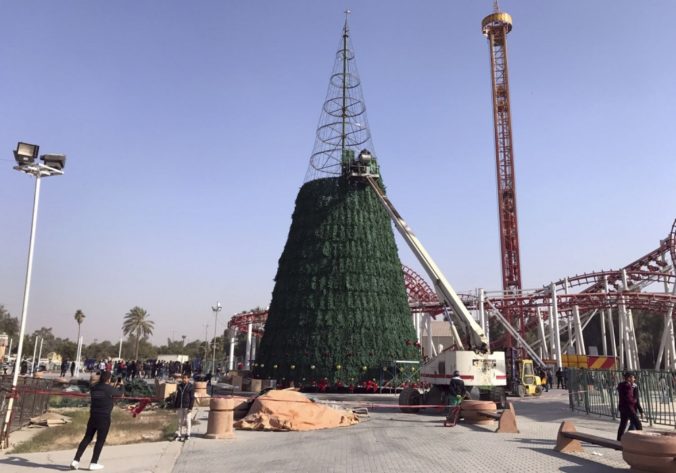 Na znak solidarity s kresťanmi v Bagdade stojí vianočný stromček