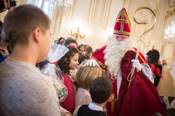 Prezident Andrej Kiska rozdával mikulášske darčeky