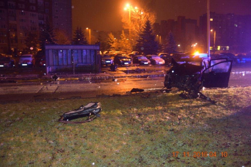 S autom vrazil do stĺpa, mal vyše 3 promile