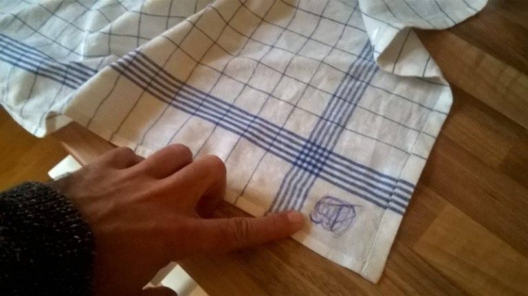 Škvrna od pera? Takto jednoducho sa jej zbavíte.