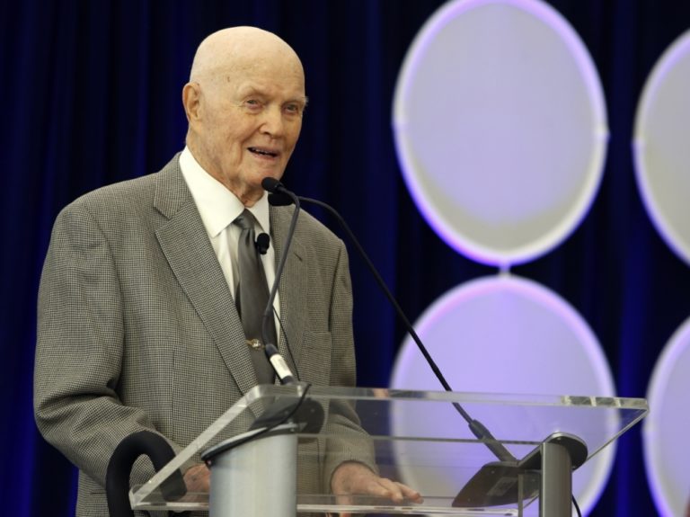 USA prišli o prvého Američana vo vesmíre, zomrel John Glenn