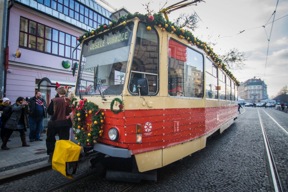 V Bratislave jazdí vianočná električka