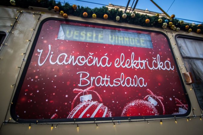 V Bratislave jazdí vianočná električka