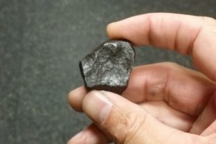 Zaľúbený mladík vyrobil priateľke prsteň z meteoritu