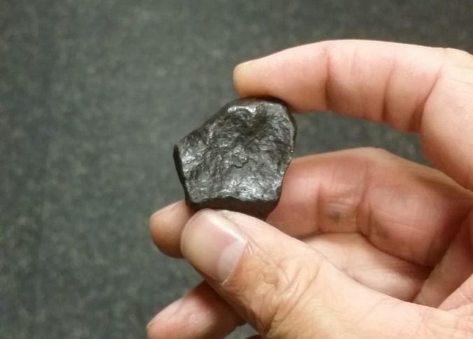 Zaľúbený mladík vyrobil priateľke prsteň z meteoritu