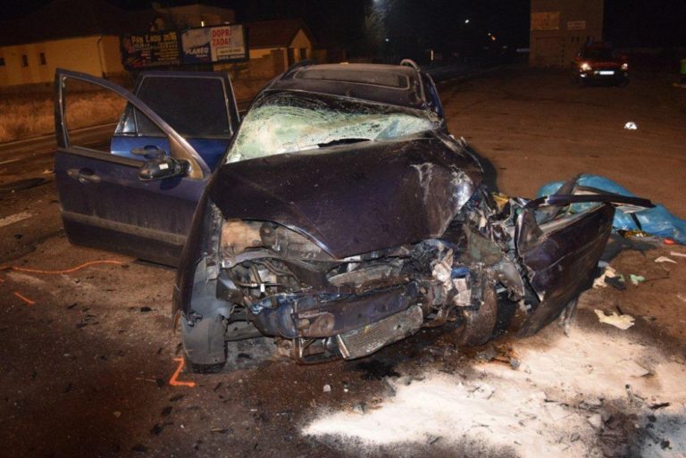 Zrážka Fordu s nákladiakom si vyžiadala dva životy