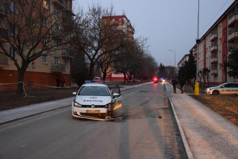 Agresívny vodič vyčíňal, narazil aj do policajtov