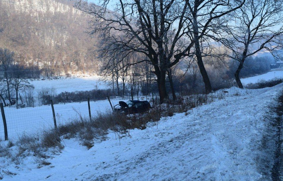 Auto narazilo do stromu, 27 ročný vodič zomrel