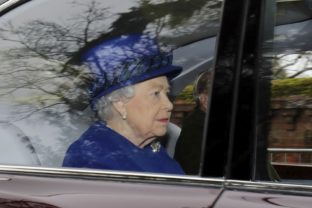 Britská kráľovná opäť kypí zdravím, zúčastnila sa bohoslužby