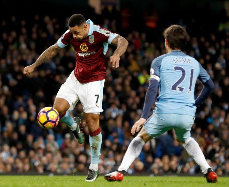 Citizens zdolali Burnley i s červenou, Liverpool nerozhodne