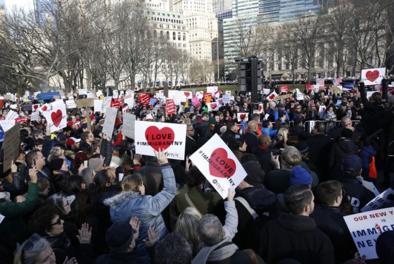Desaťtisíce ľudí protestovali proti Trumpovmu imigračnému výnosu