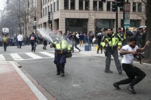Inauguráciu Trumpa narušili protesty, zatkli desiatky ľudí
