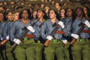 Kubánci si uctili Fidela Castra vojenskou prehliadkou