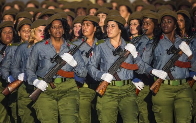 Kubánci si uctili Fidela Castra vojenskou prehliadkou