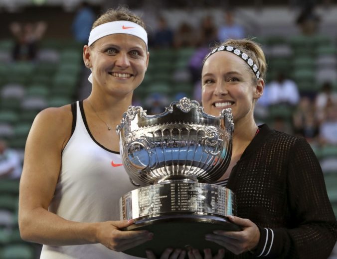 Matteková Sandsová a Šafářová s titulom na Australian Open